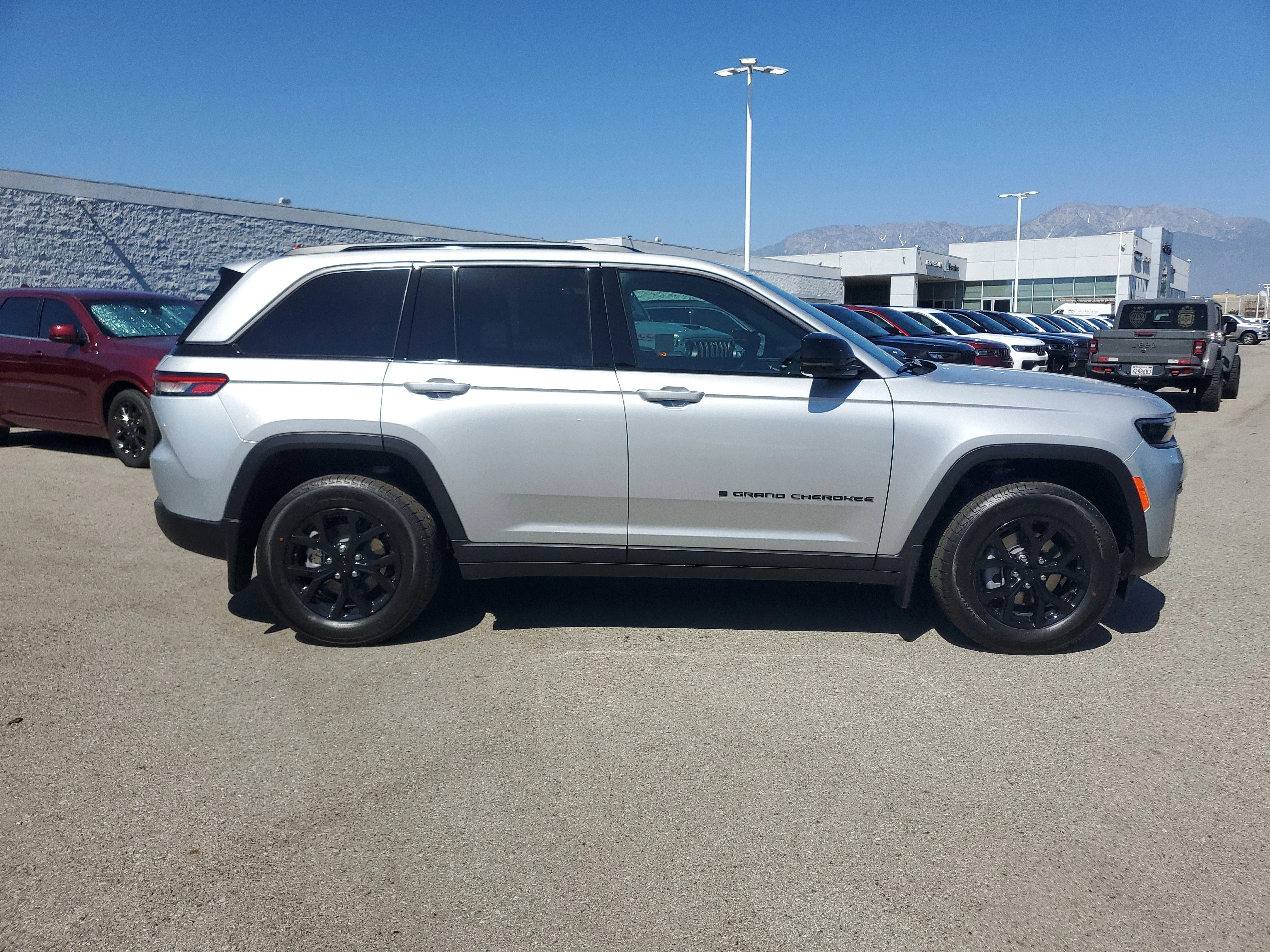 New 2026 Silver Zynith Exterior Paint Jeep Altitude image 2