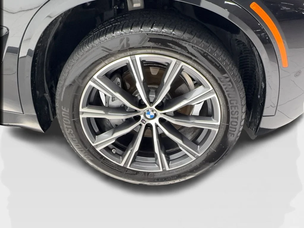 Used 2025 Black BMW sDrive40i image 13