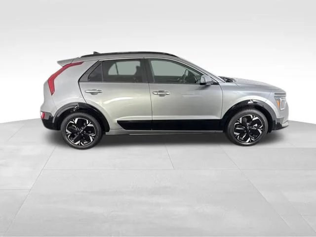 Used 2023 Gray Kia Wind image 5