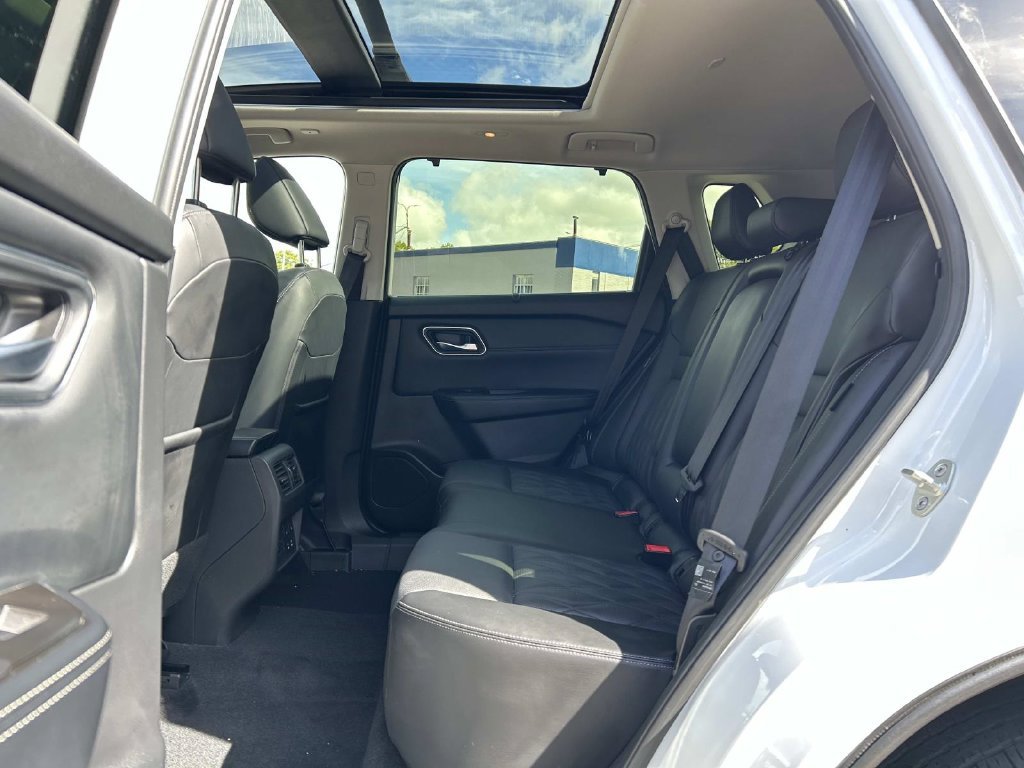 Used 2025 White Nissan Platinum image 15