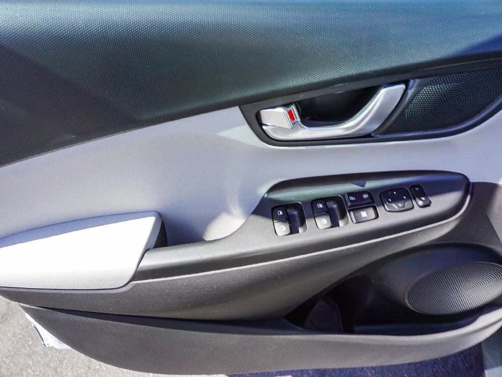 Used 2022 White Hyundai SEL image 19