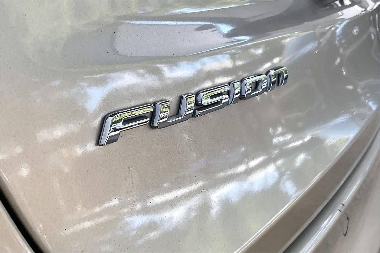 Used 2019 White Gold Metallic Ford SE image 10