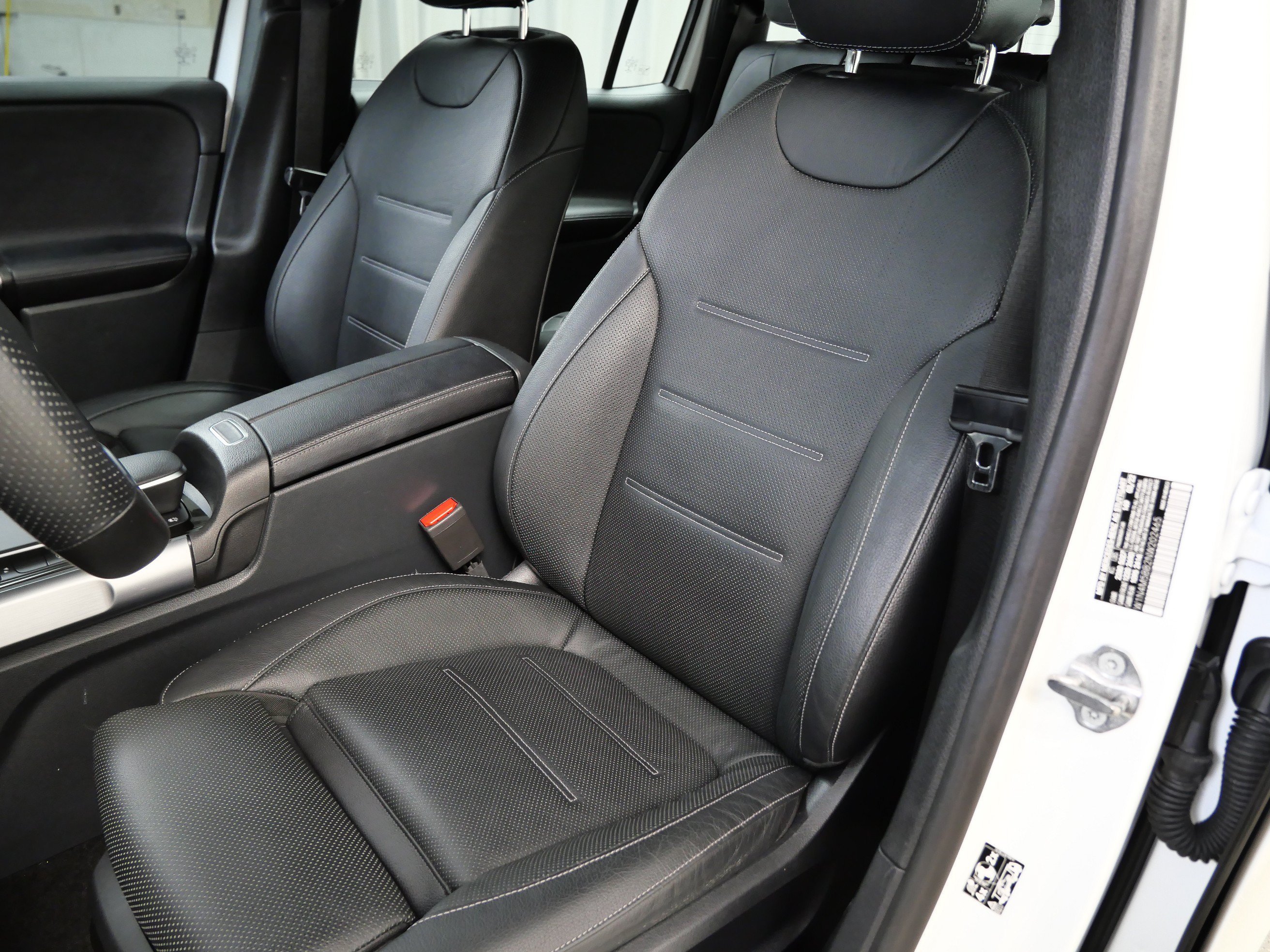 Used 2022 Polar White Mercedes-Benz AMG® GLB 35 image 3