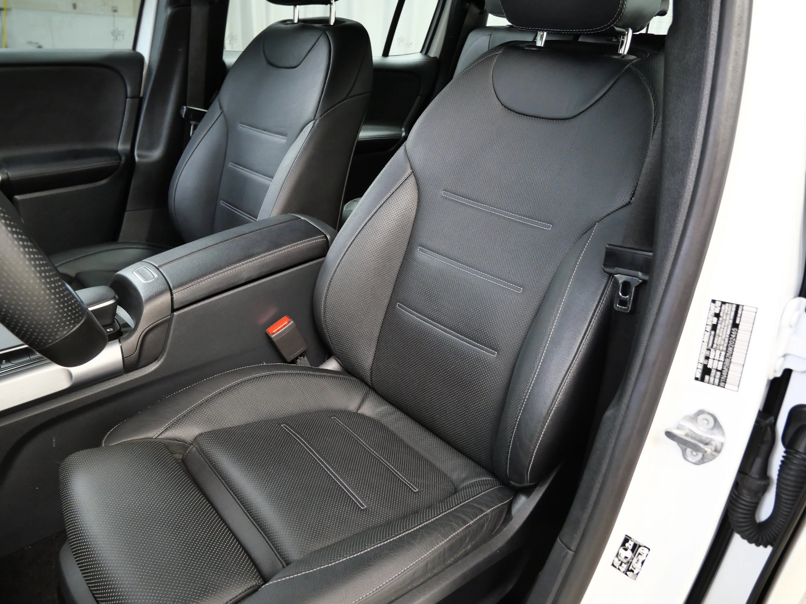 Used 2022 Polar White Mercedes-Benz AMG® GLB 35 4MATIC SUV image 3