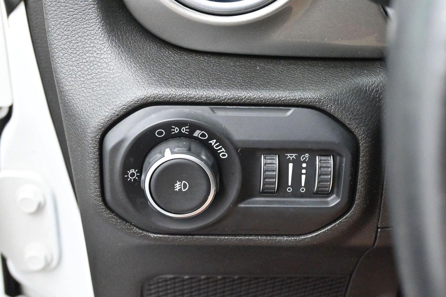 Used 2019 Bright White Clearcoat Jeep Sahara image 24