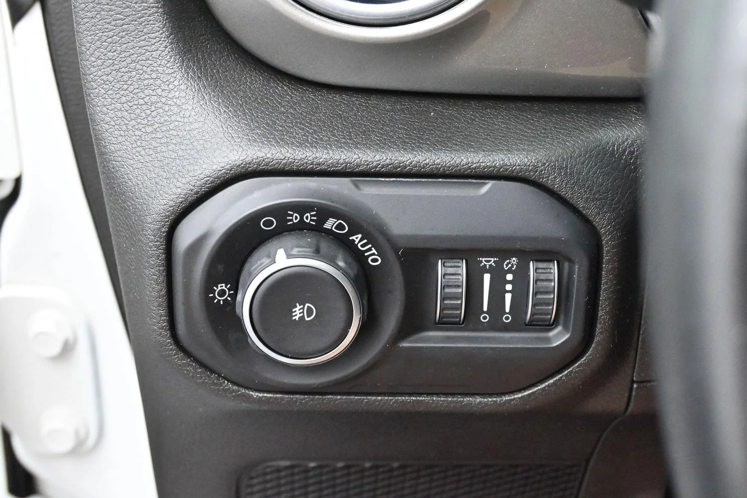 Used 2019 Bright White Clearcoat Jeep Sahara image 24