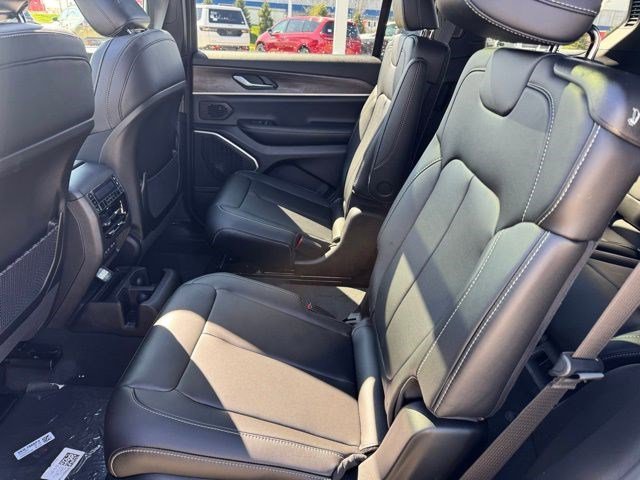 New 2026 Diamond Black Crystal Pearl-Coat Exterior Paint Jeep Limited image 29