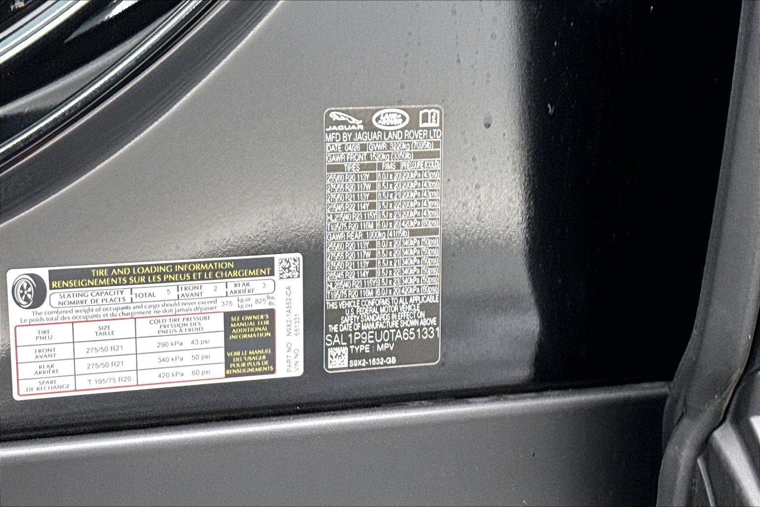 New 2026 Santorini Black Metallic Land Rover SE image 24