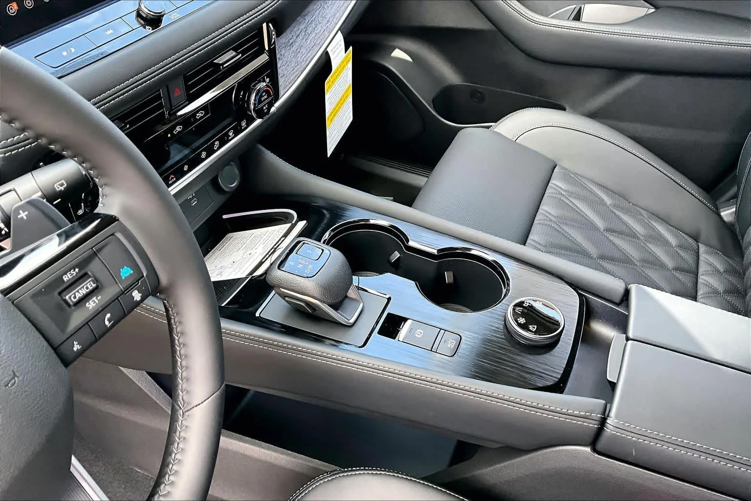 New 2026 Boulder Gray Pearl / Super Black Two-tone Nissan Platinum image 11