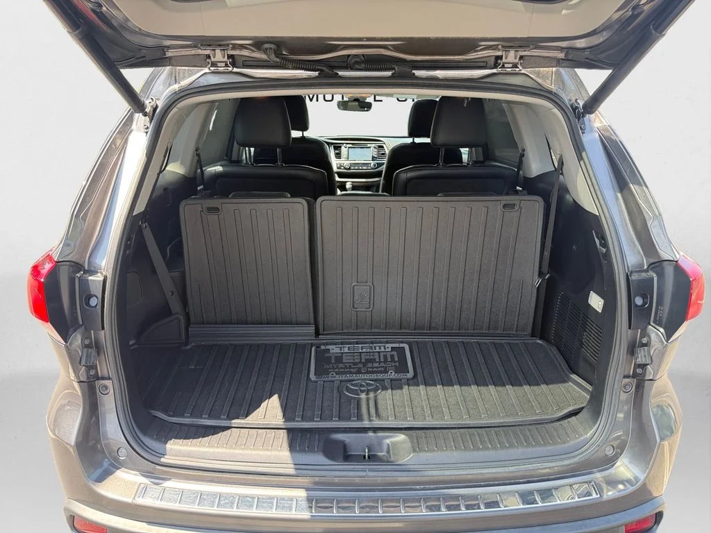 Used 2018 Gray Toyota SE image 13