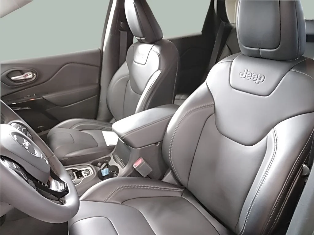 Used 2023 Black Jeep Altitude image 21
