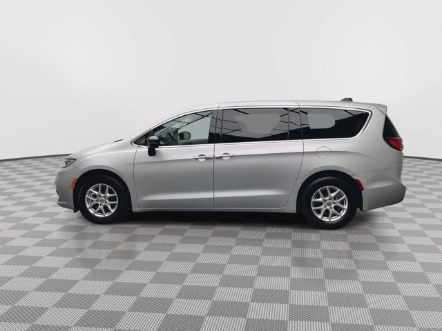 Used 2024 Silver Mist Clearcoat Chrysler Touring L image 36