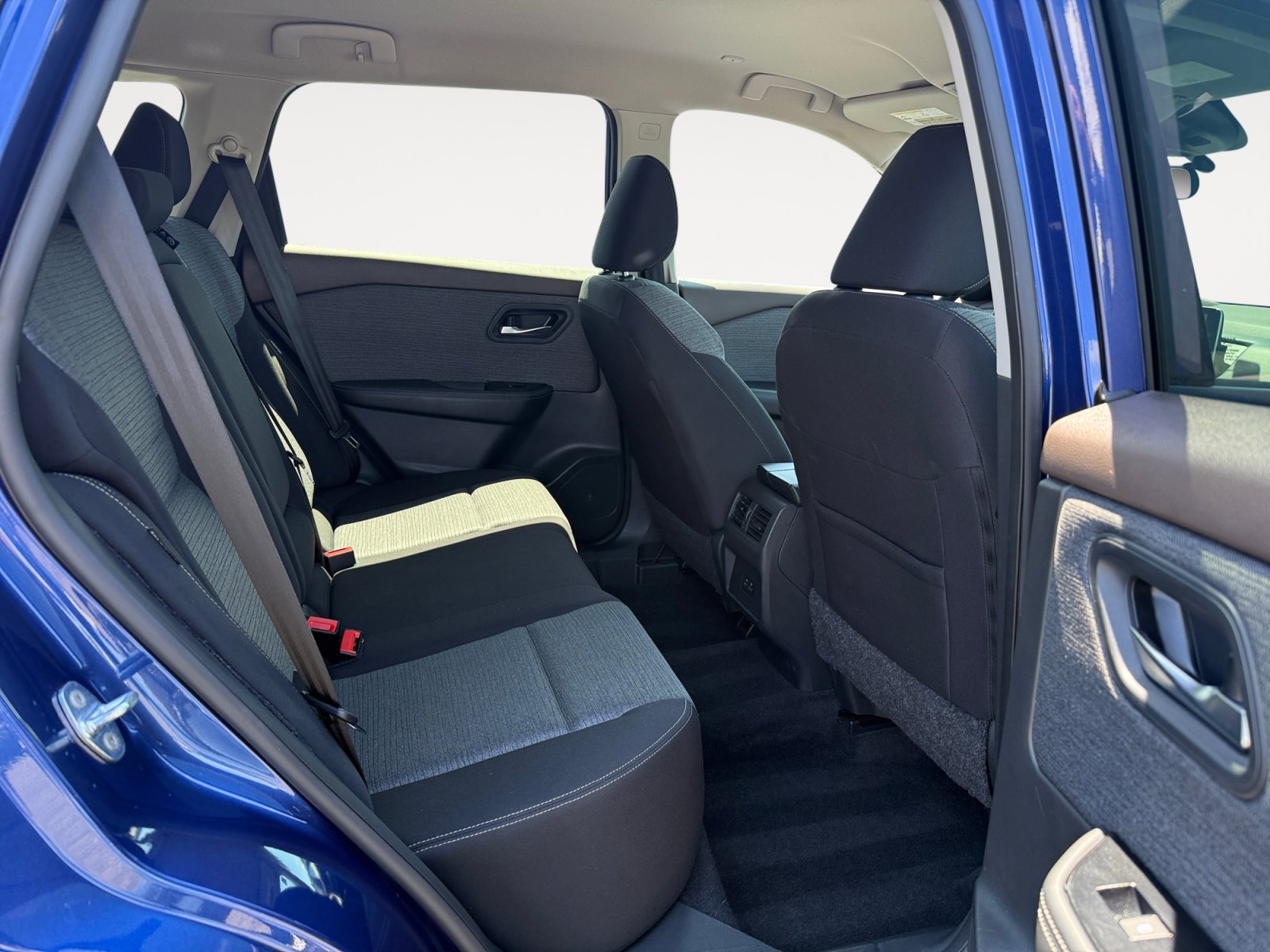 Used 2023 Caspian Blue Metallic Nissan  image 18