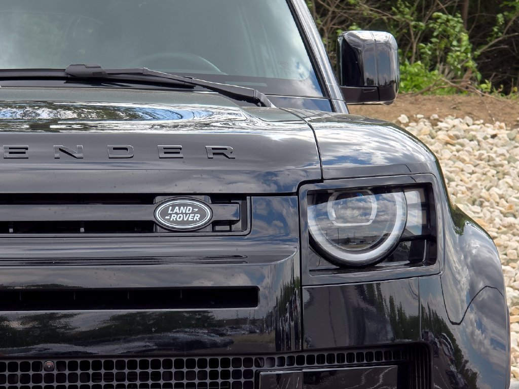 New 2026 Santorini Black Land Rover X-Dynamic se image 10
