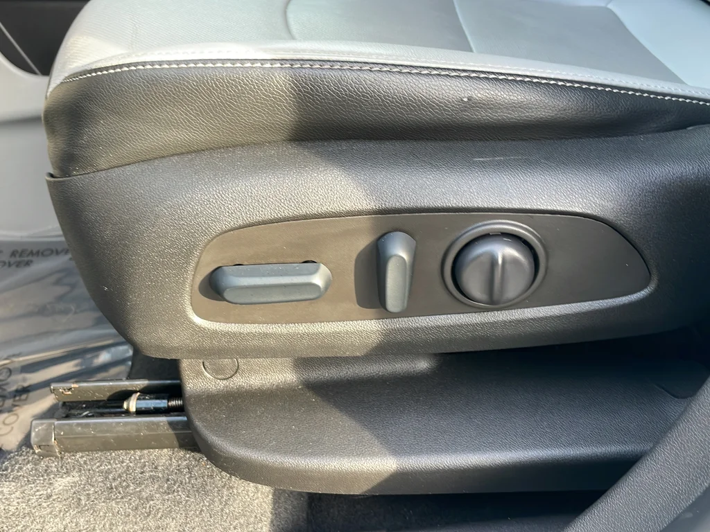 Used 2022 Silver GMC SLT image 33