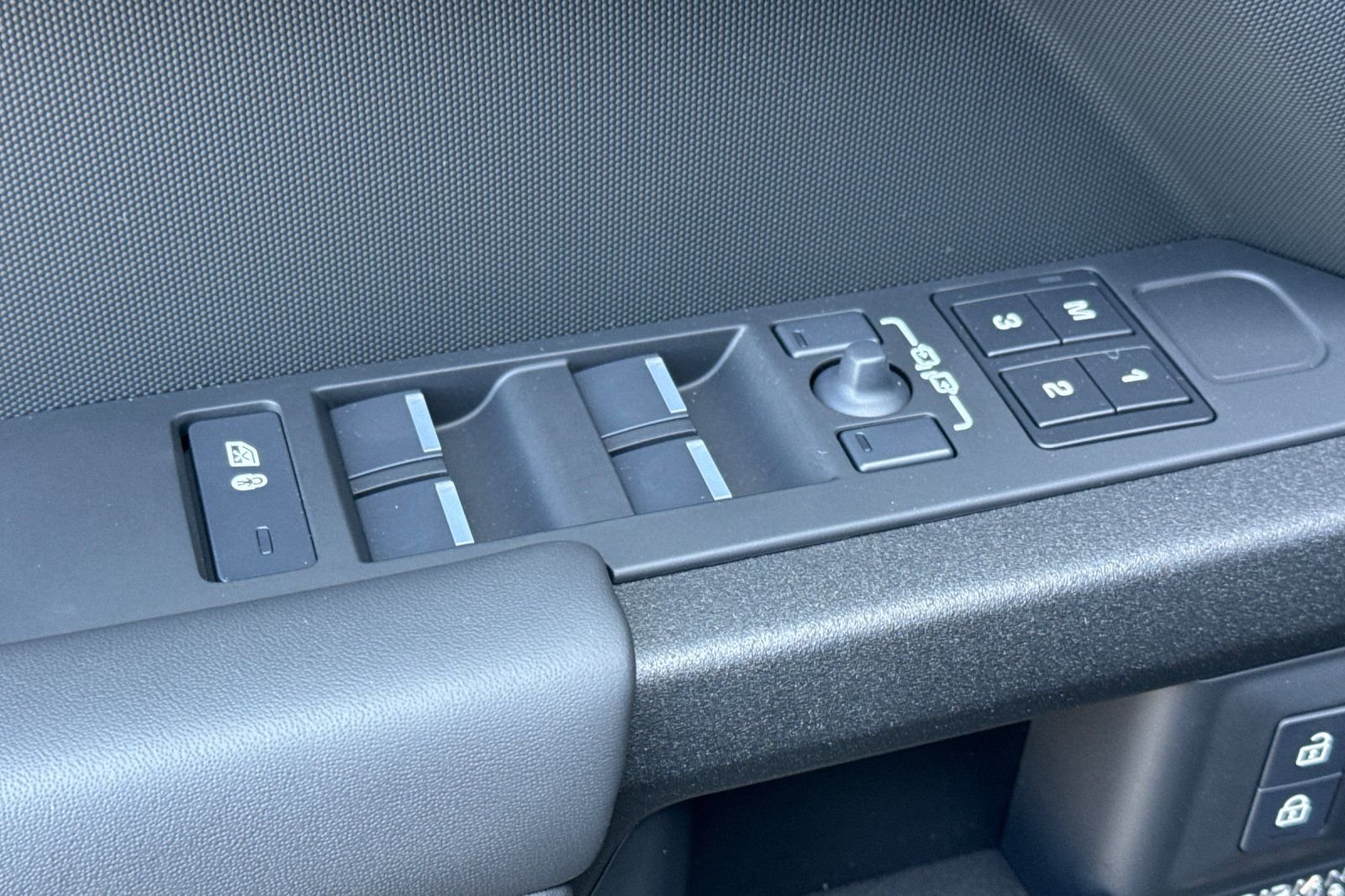 2026 Land Rover Defender OCTA Black - Photo 11
