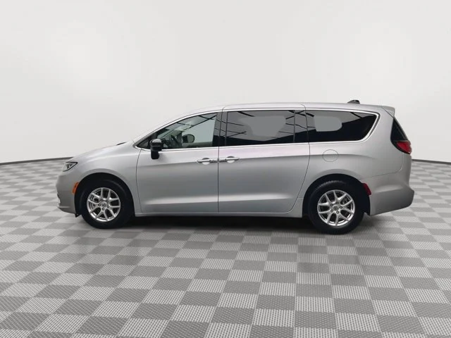 Used 2024 Silver Mist Clearcoat Chrysler Touring L image 36