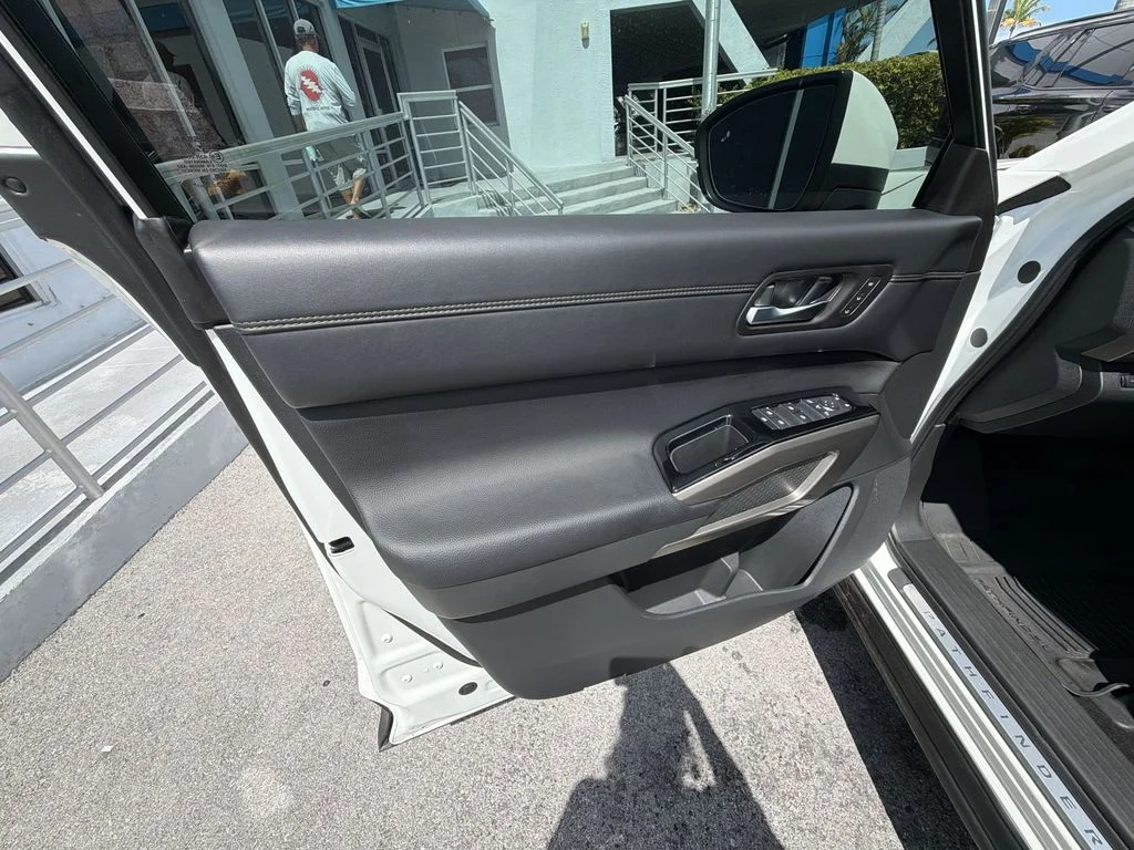 Used 2024 White Nissan Platinum image 29