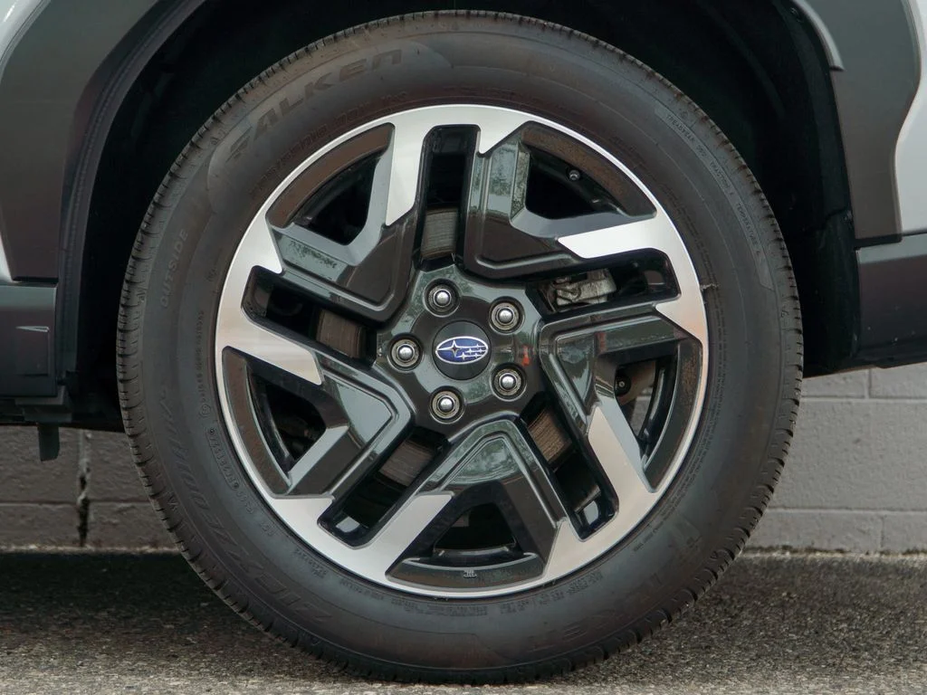 Used 2025 Ice Silver Metallic Subaru Limited image 13