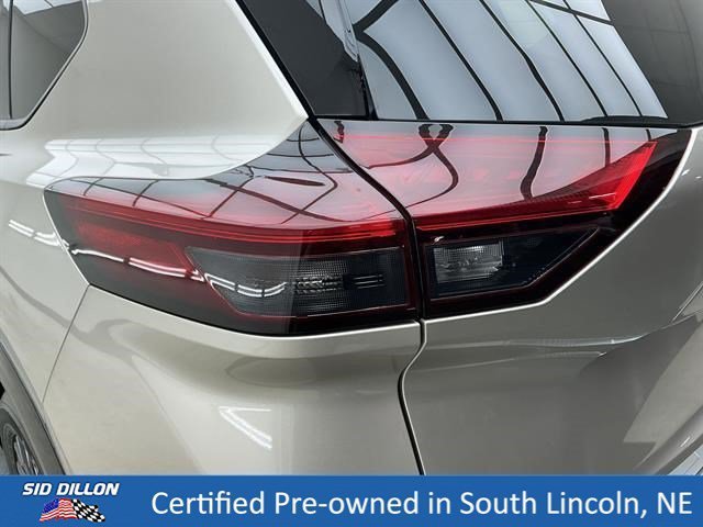 Used 2025 Champagne Silver Metallic Nissan Platinum image 22