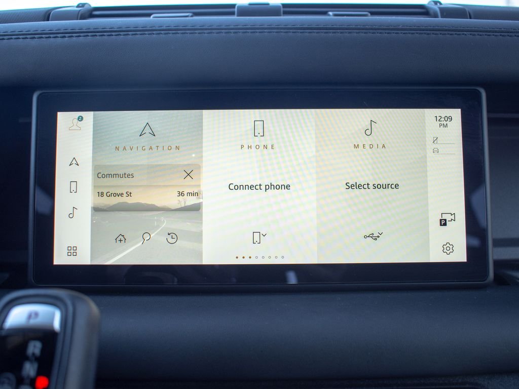 Used 2023 White Land Rover X-Dynamic SE image 22