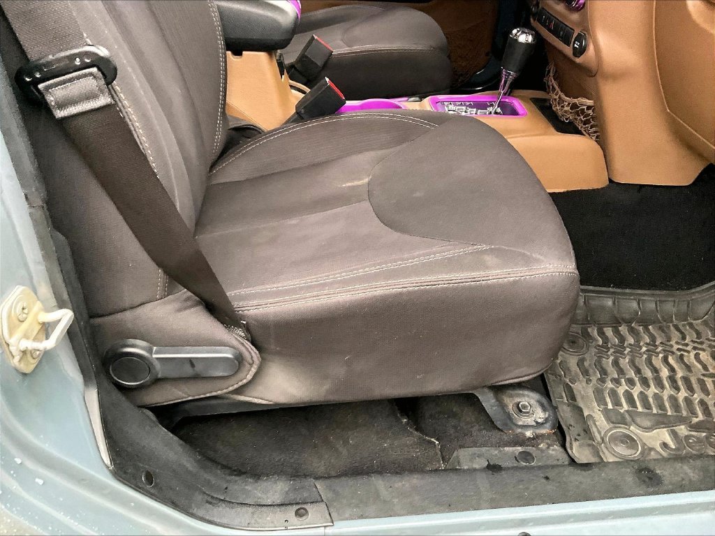 Used 2015 Anvil Clear Coat Jeep Unlimited Sahara image 32