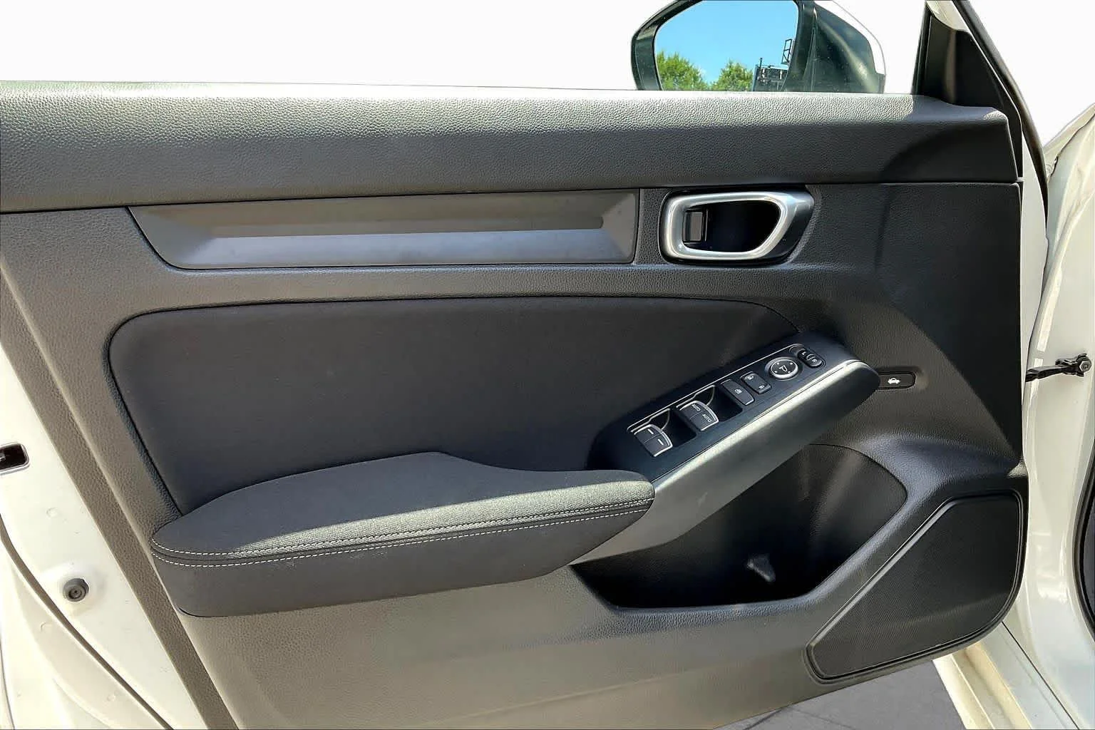 Used 2025 Platinum White Pearl Honda LX image 21