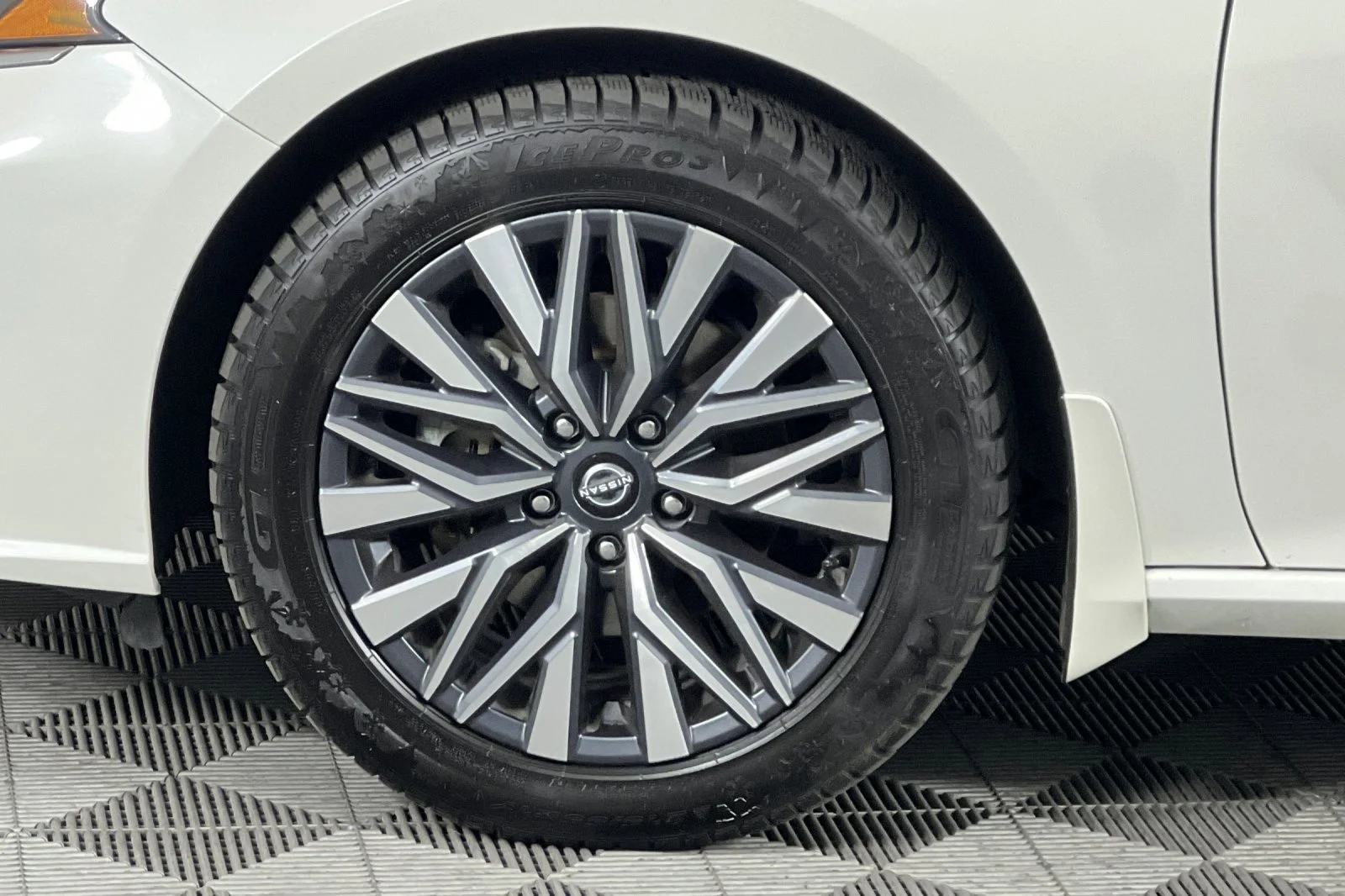 Used 2023 Pearl White Tricoat Nissan 2.5 SV image 29