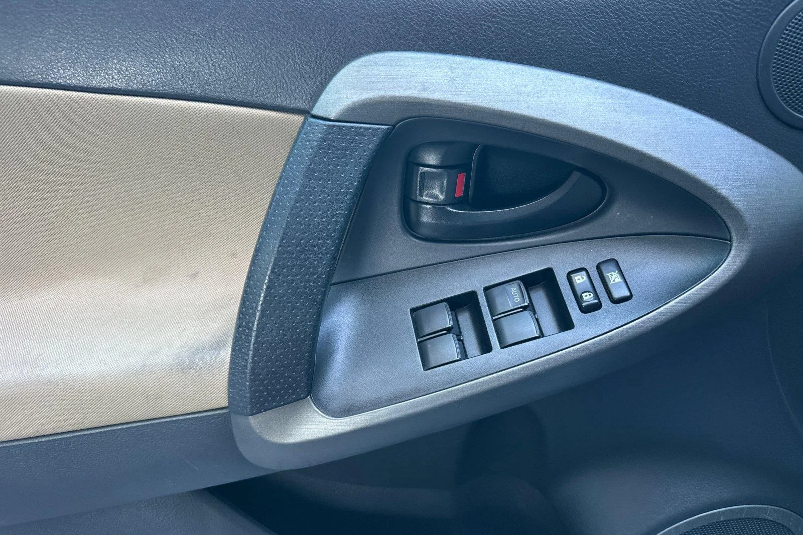 Used 2011 Pacific Blue Metallic Toyota Base image 11