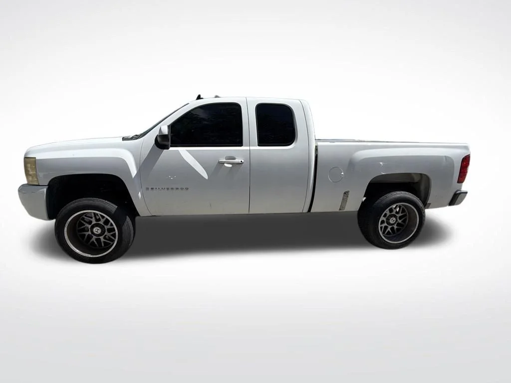 Used 2009 Summit White Chevrolet LTZ image 8
