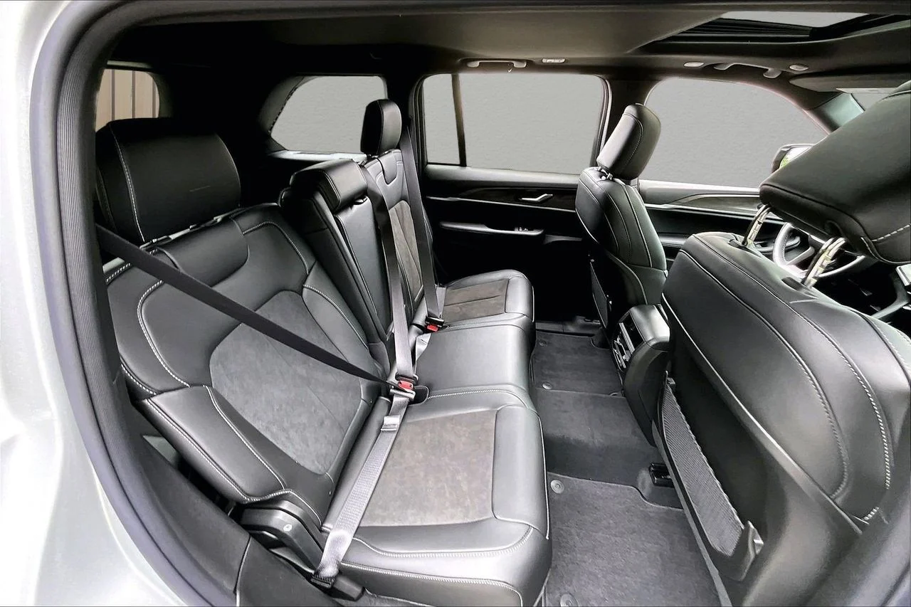 New 2026 Silver Zynith Exterior Paint Jeep Altitude image 21