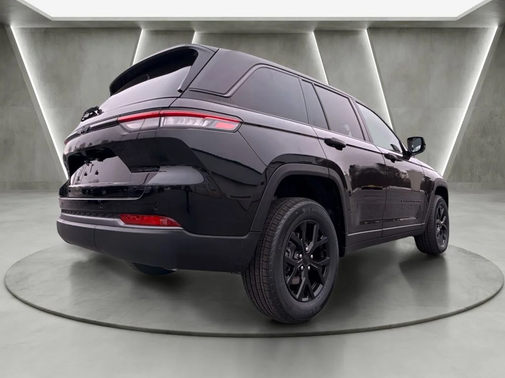 New 2026 Diamond Black Crystal Pearlcoat Jeep Altitude image 3