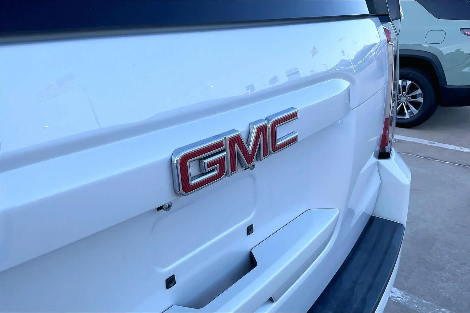 Used 2017 White Frost Tricoat GMC SLT image 29