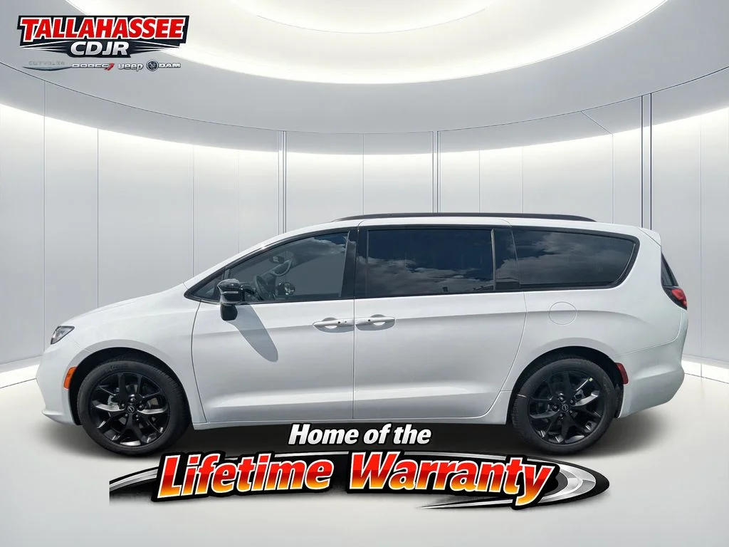New 2026 Bright White Clear-Coat Exterior Paint Chrysler Limited image 6