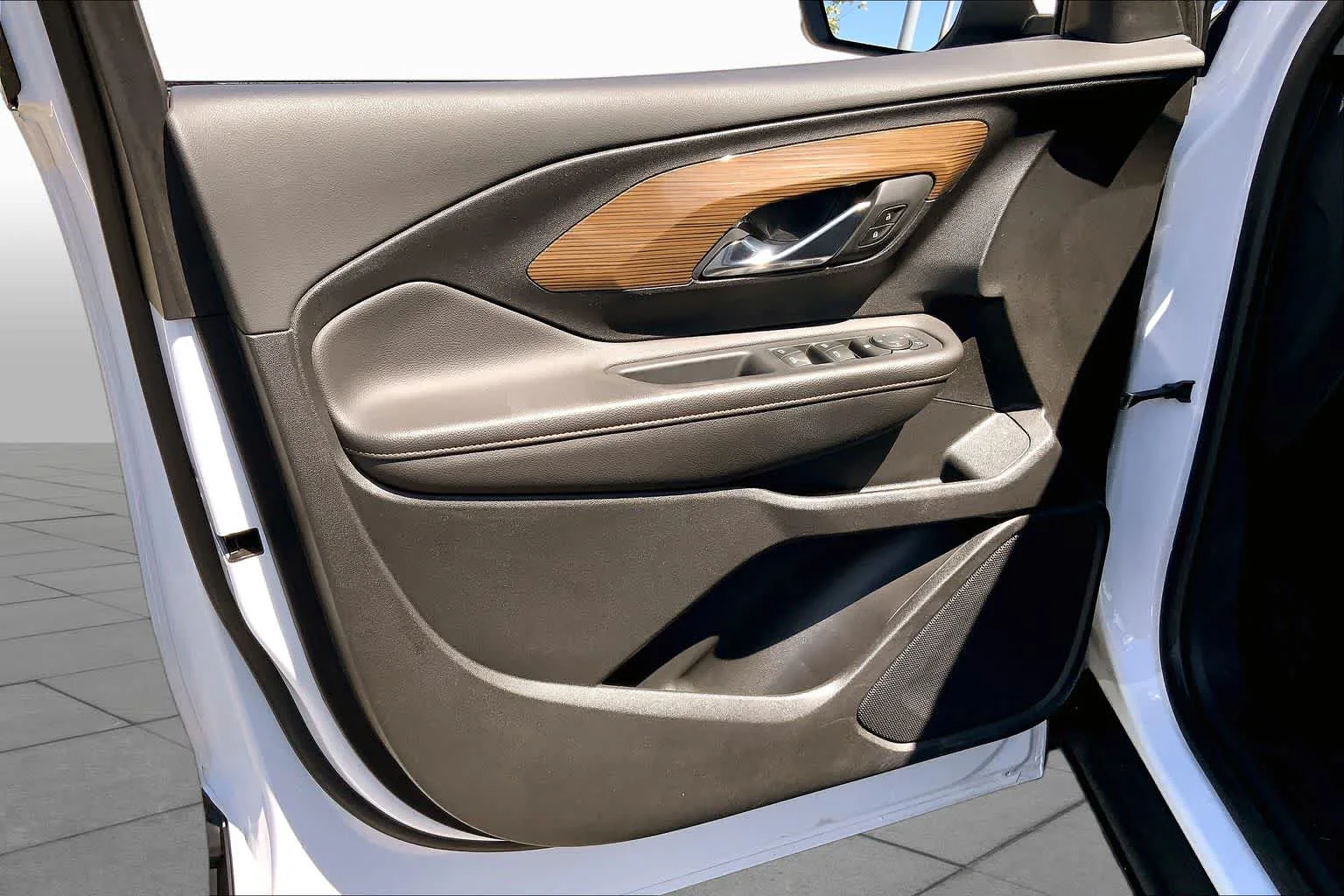 Used 2019 Summit White GMC SLE image 22