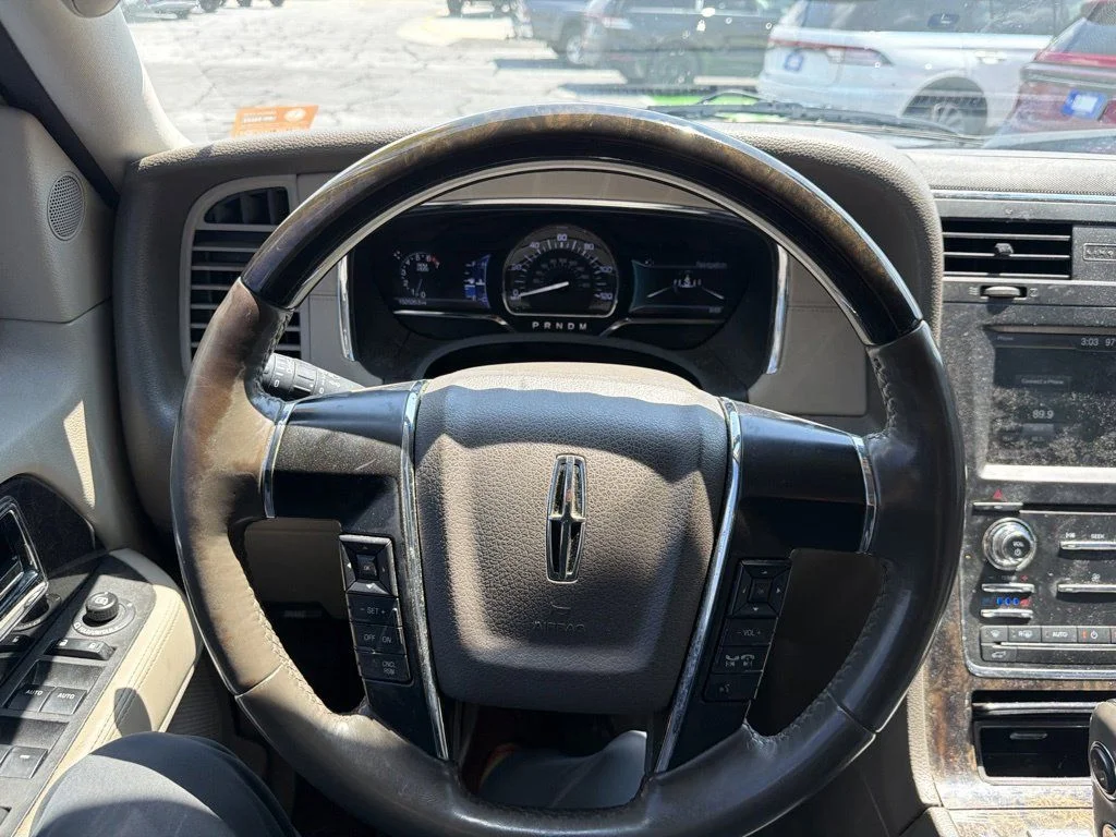 Used 2015 Tuxedo Black Metallic Lincoln Base image 10