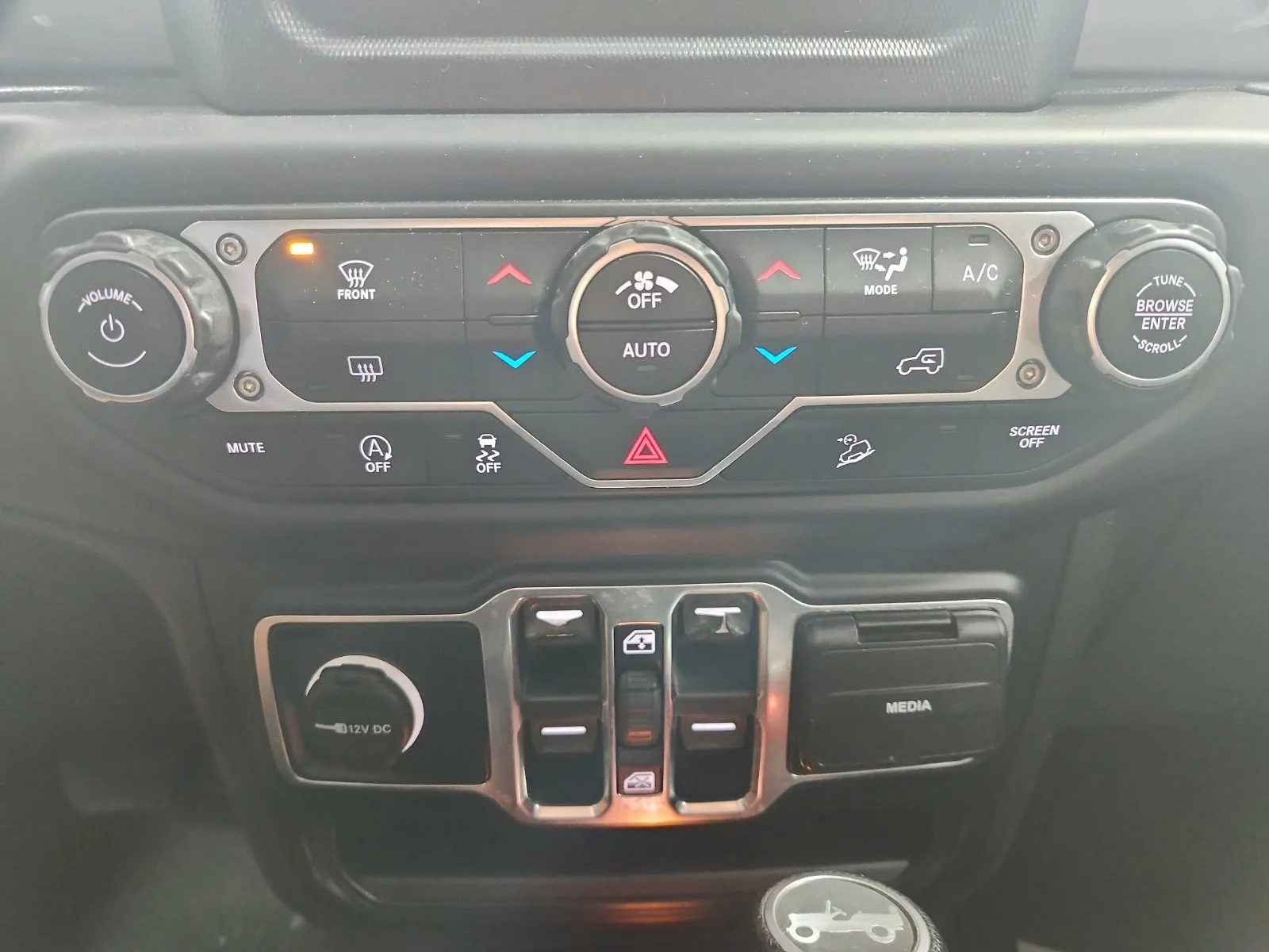 Used 2019 White Jeep Unlimited Sahara image 16