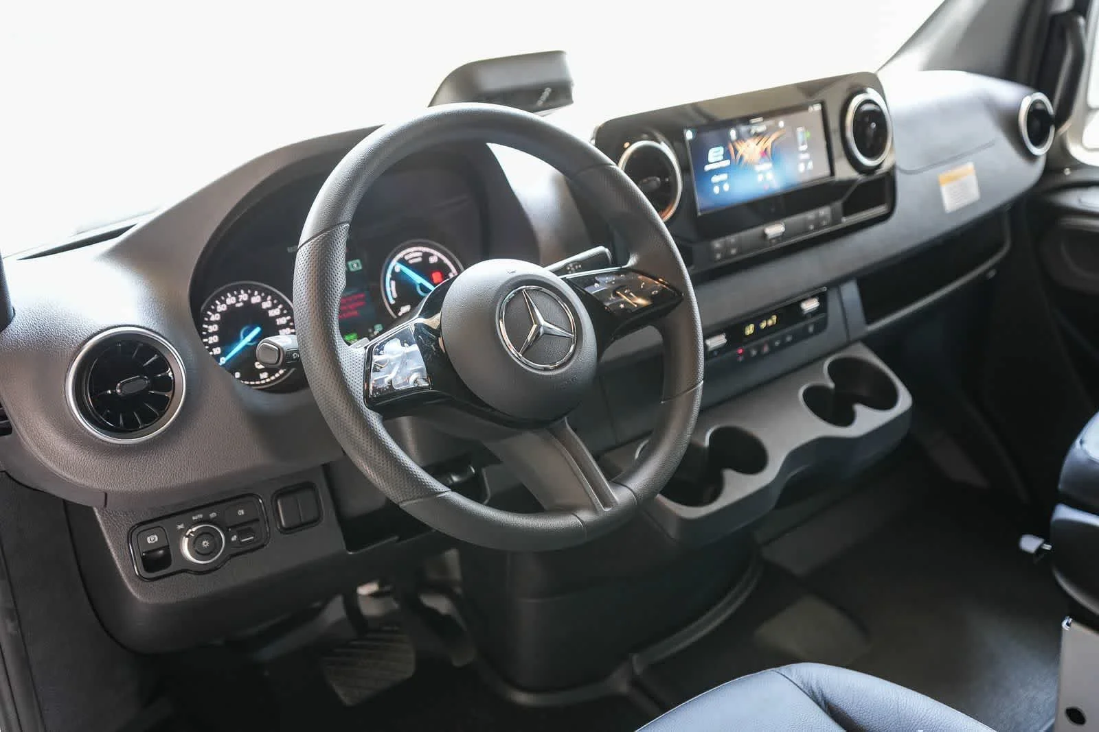 New 2025 Arctic+White Mercedes-Benz Cargo 170 WB High Roof RWD Electric Motor image 44