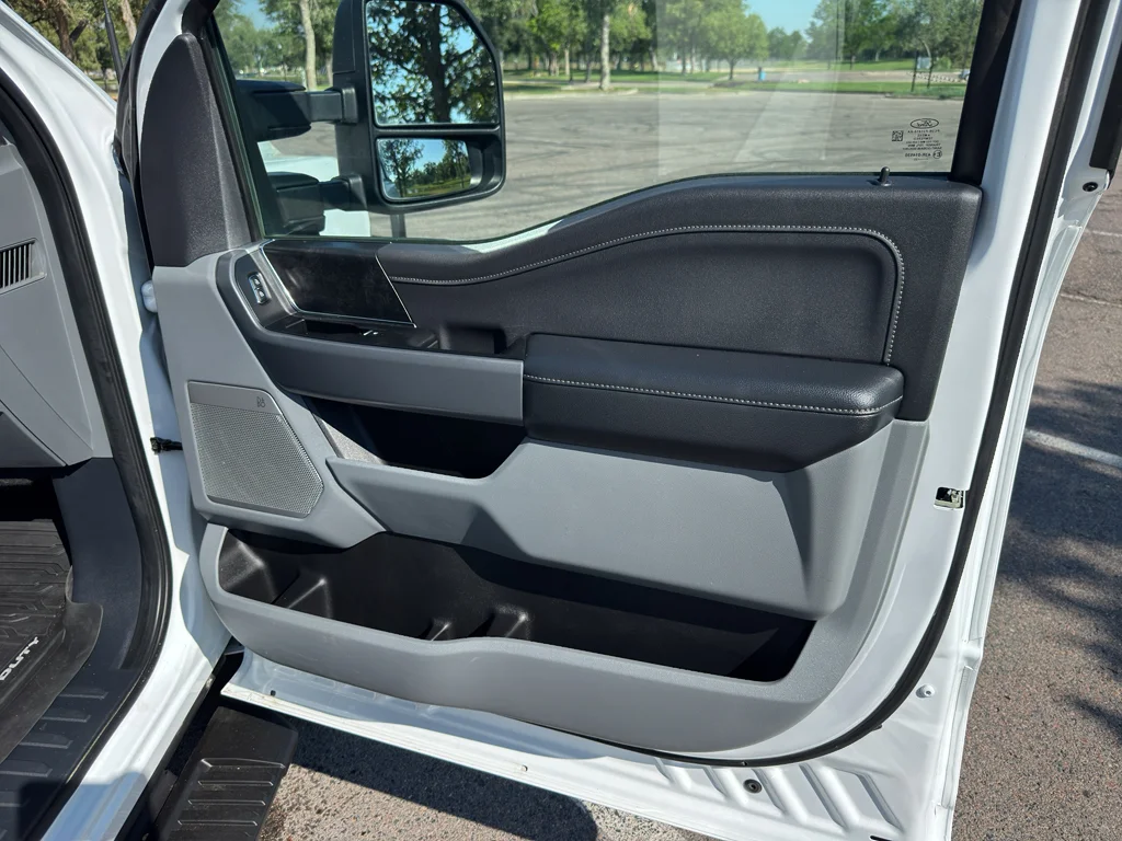 Used 2023 Oxford White Ford XLT image 9