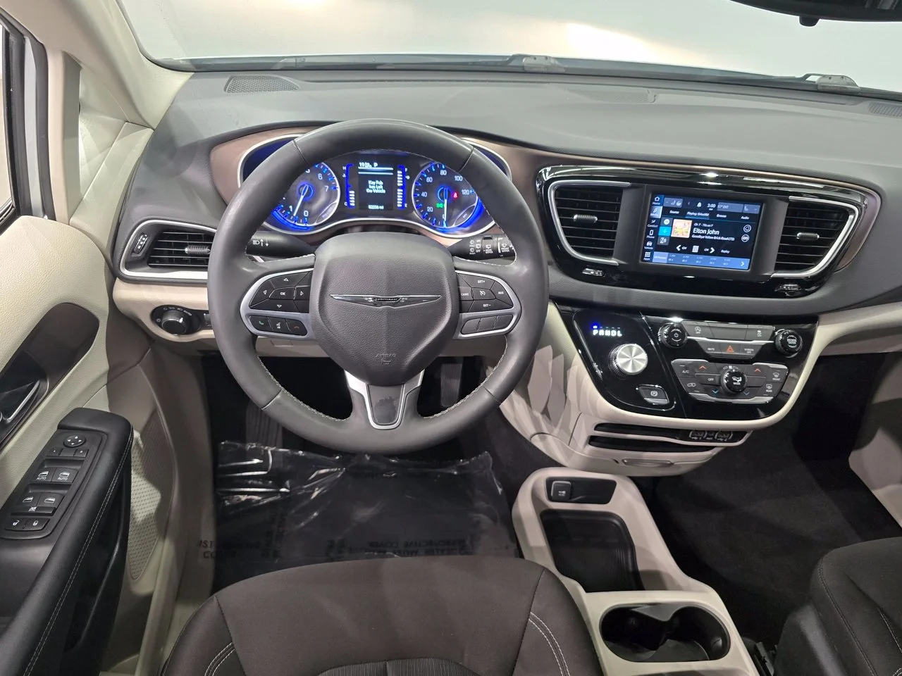 Used 2023 Silver Mist Clearcoat Chrysler LX image 12