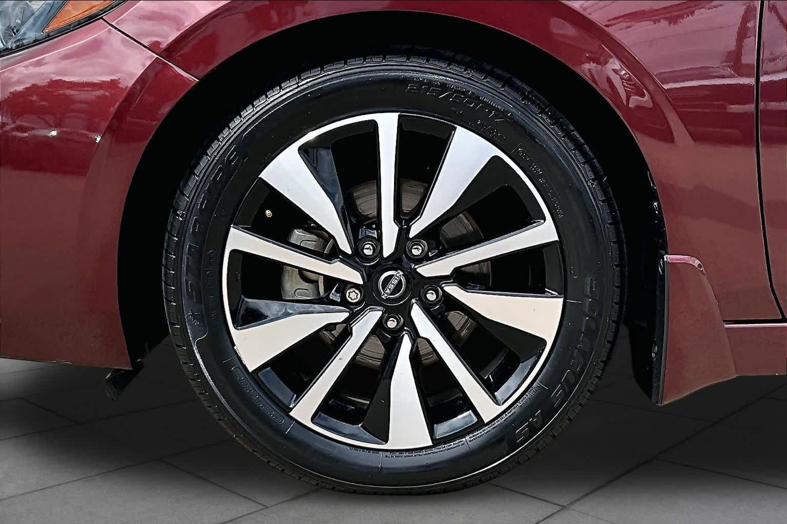 Used 2024 Rosewood Metallic Nissan SV image 11