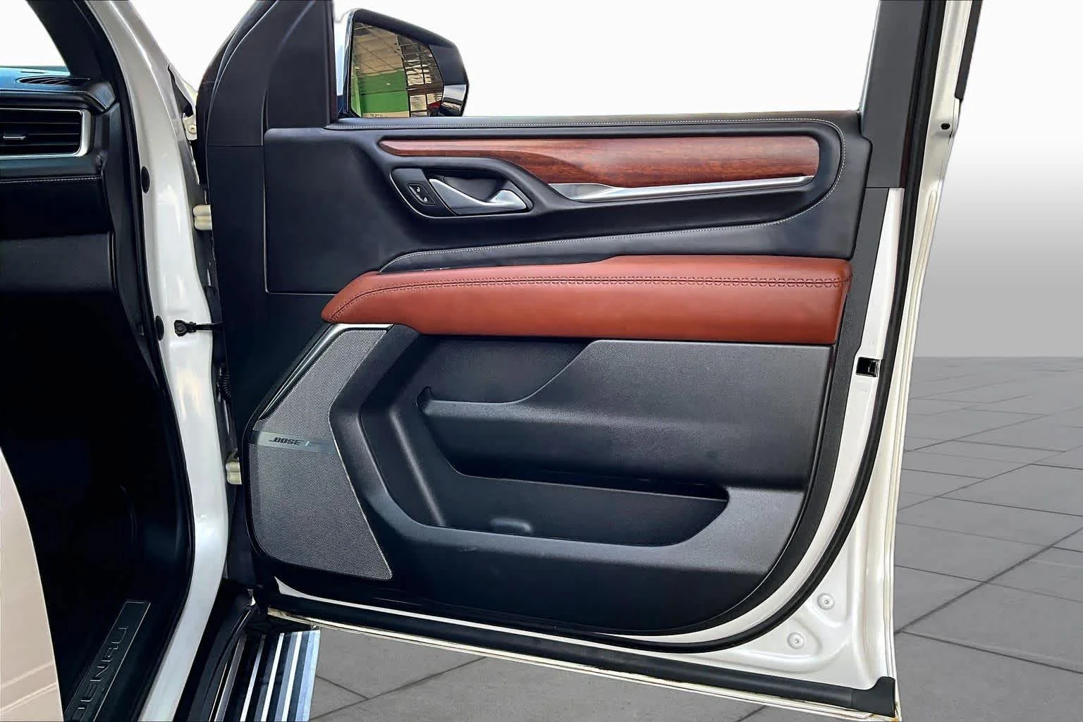 Used 2023 White Frost Tricoat GMC Denali Ultimate image 23