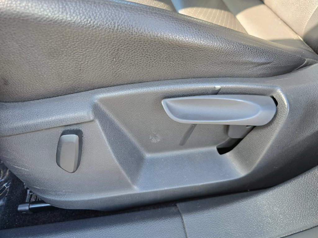 Used 2012 Silver Volkswagen SE image 25