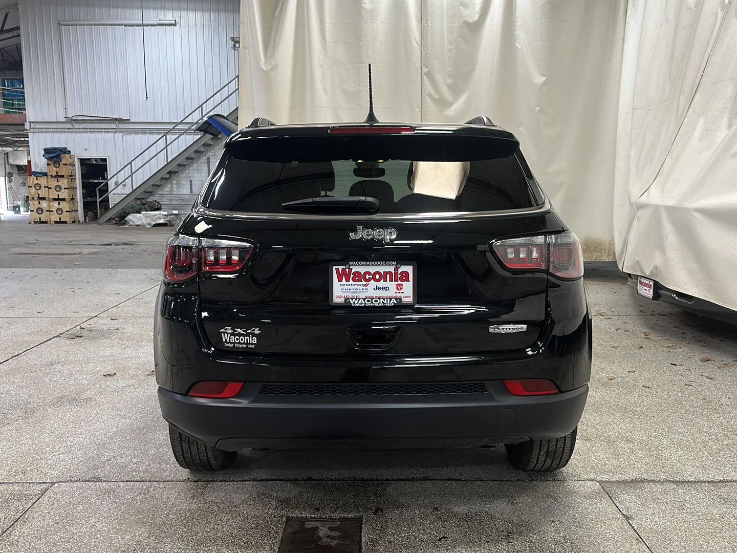 Used 2023 Diamond Black Crystal Pearlcoat Jeep Latitude image 4