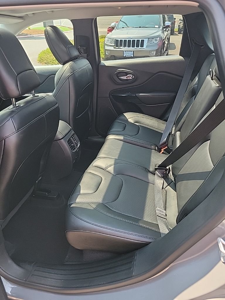Used 2023 Gray Jeep Altitude image 9