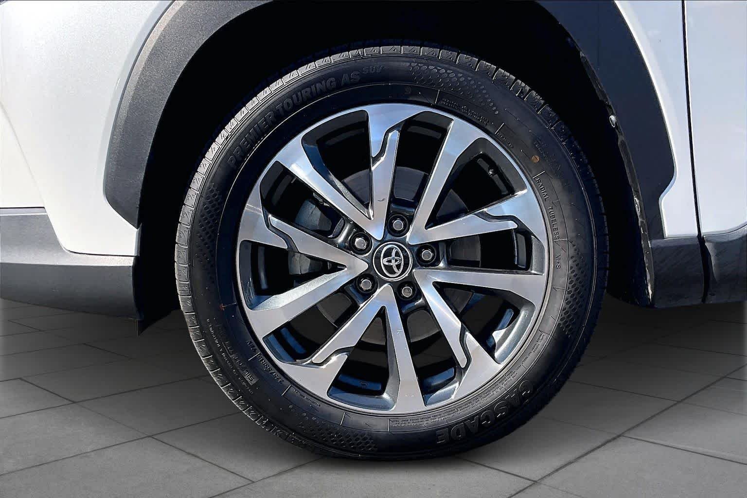 Used 2022 Wind Chill Pearl Toyota XLE image 10