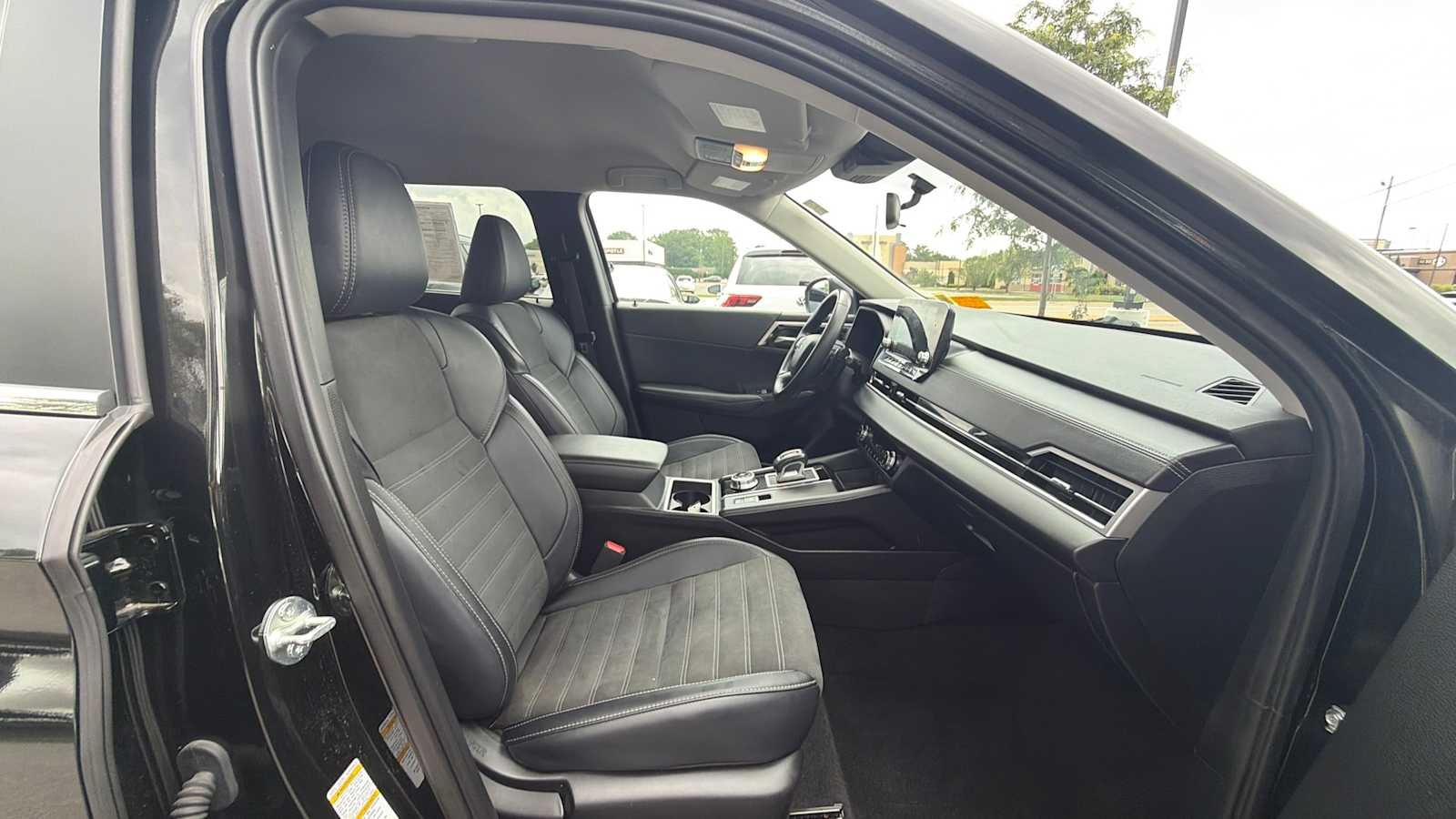 Used 2024 Black Diamond Mitsubishi SE image 13