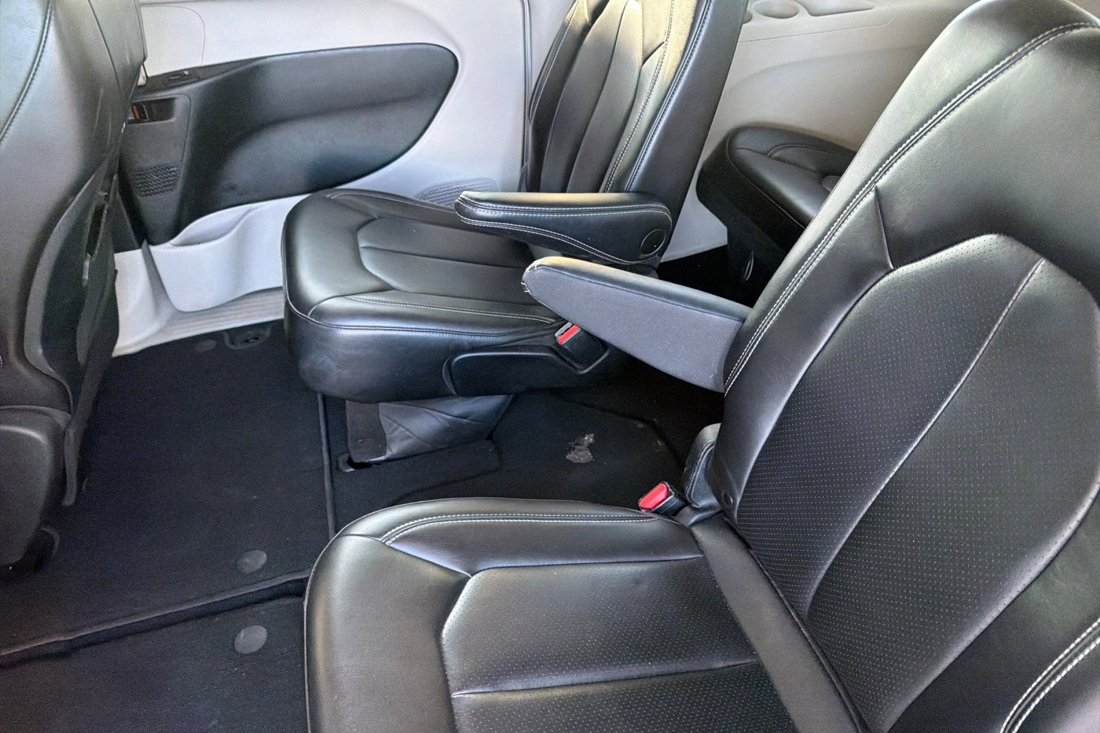 Used 2023 Silver Chrysler Touring L image 16