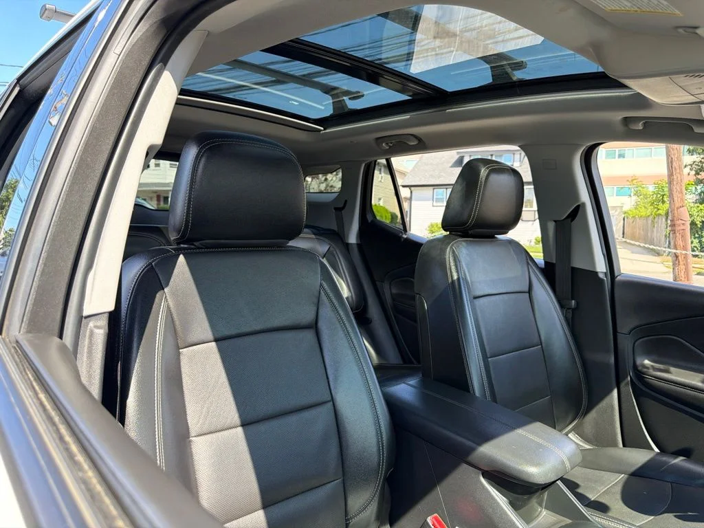 Used 2022 White GMC SLT image 19