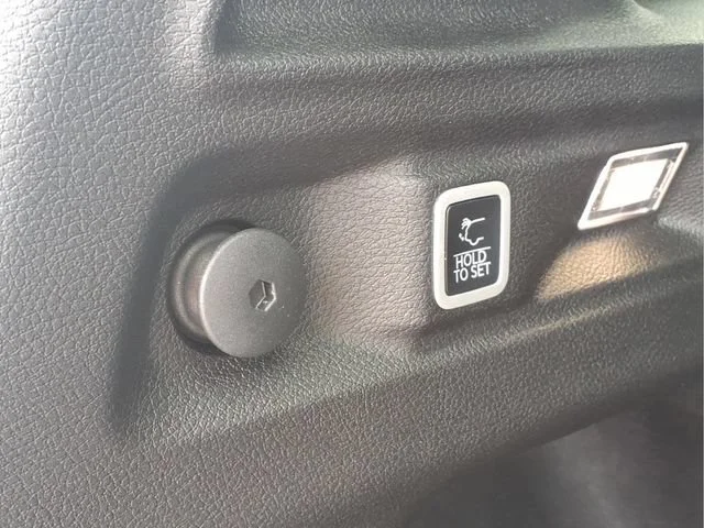 Used 2025  Jeep Limited image 24